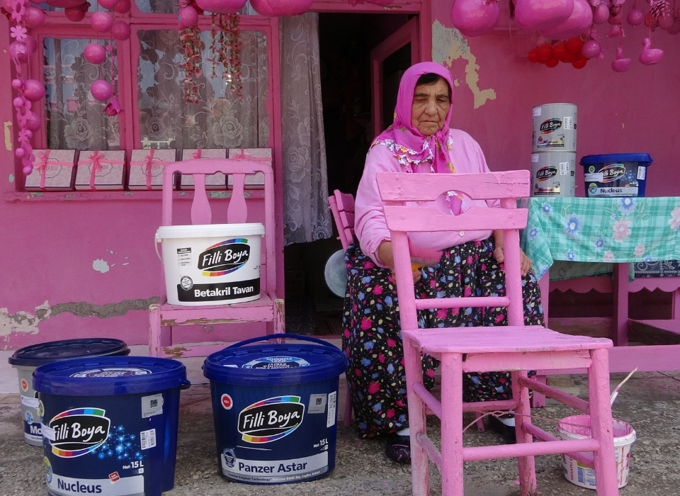 Isparta’nın ‘Barbie Teyzesi’ne Filli Boya’dan Destek
