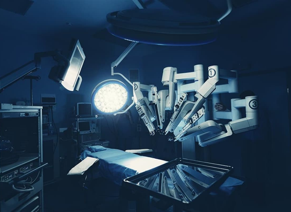 Roboti̇k Cerrahi̇ Ti̇treyen Elleri̇ Ortadan Kaldırıyor