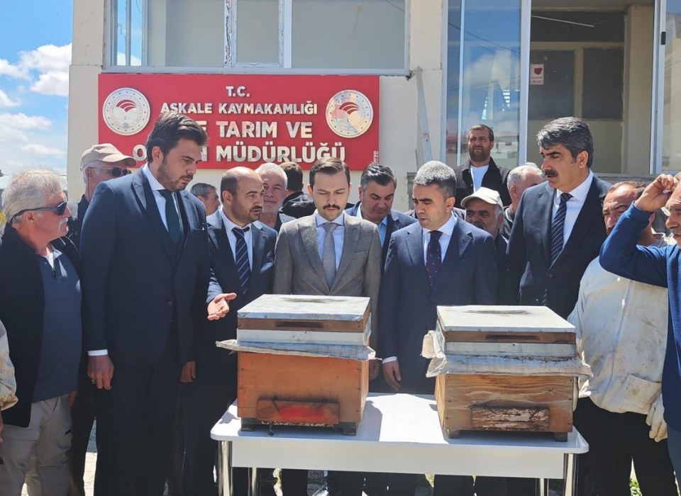 Akfen Yenilenebilir Enerji’den Dünya Arı Günü’nde Aşkale’ye Arılı Kovan Desteği