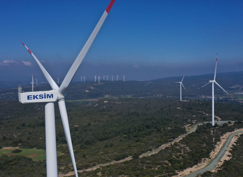 Eksim Enerji, Rüzgâr ve Güneşi Aynı Sahada Buluşturan Hibrit Yatırımlarını Büyütüyor