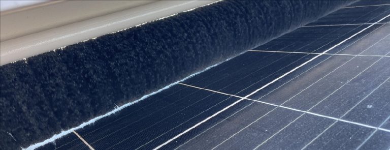 Fotovoltaik Panel Verimini Artırmak İçin Temizleme Cihazı Üretildi